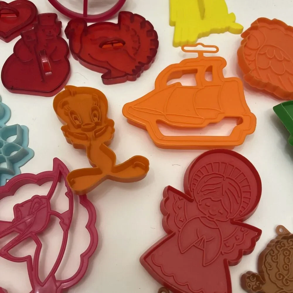 Lot Of Vintage Cookie Cutters Looney Tunes Popples Holiday Vintage Mickey Plus
